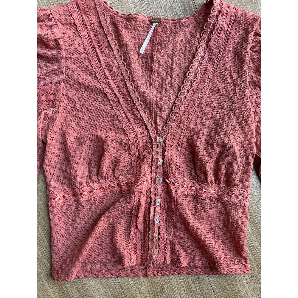 Free People Kika Top CoralPink LaceyVNeck ButtonFront Blouse Boho indie festival - Picture 13 of 16